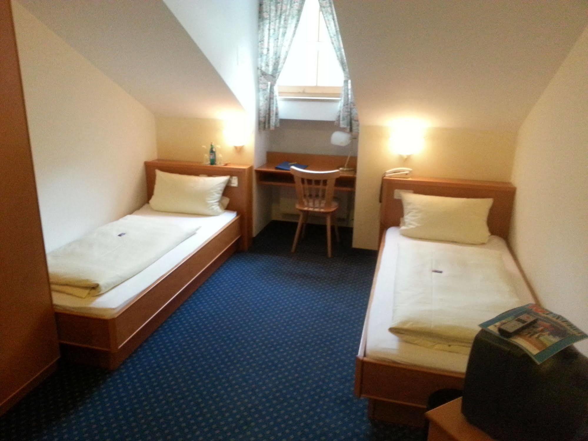 Hotel Zum Braeu Kinding Exteriör bild